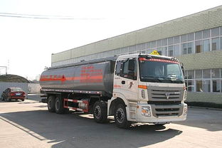 楚飛福田前四后八30立方化工液體運(yùn)輸車與起吊車的應(yīng)用與優(yōu)勢(shì)